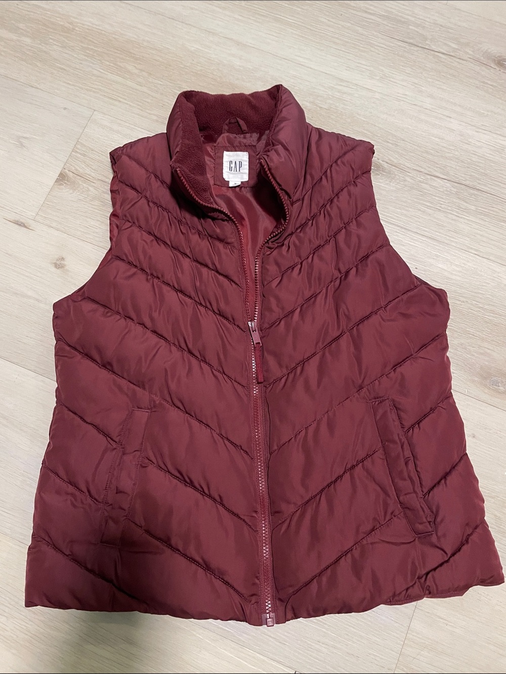 GAP Women’s Quilted Puffer Vest - Burgundy